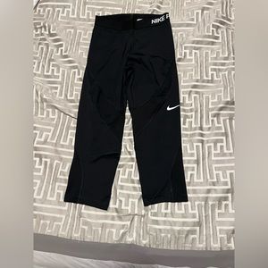 Nike black cropped capri leggings